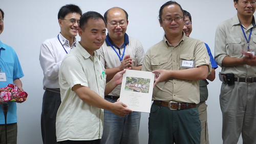 台灣環境資訊協會秘書長陳瑞賓（左）從荒野保護協會手上接下自然谷