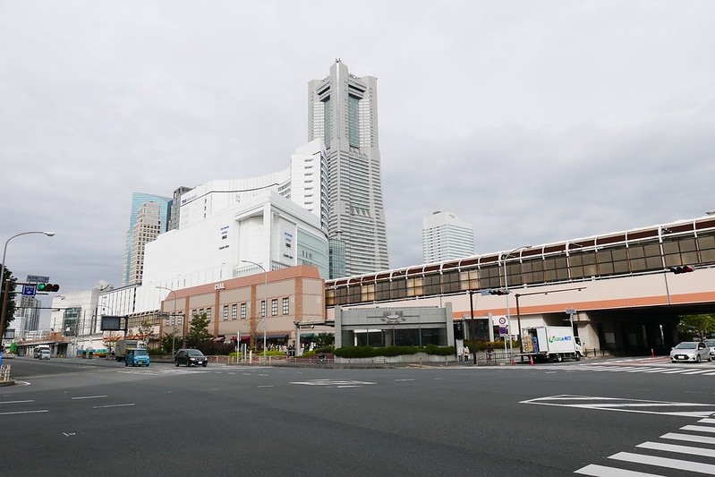 桜木町駅前_昔ながらの横浜とこれからの横浜の境界線
