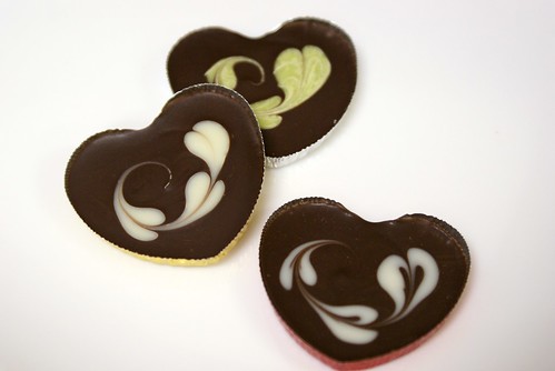 簡単手作りチョコレート – カップチョコにハート模様を描く方法 / icoro
