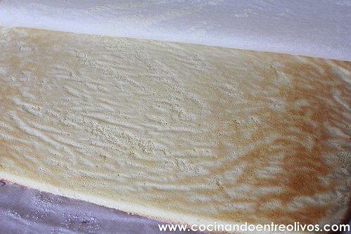 Brazo de gitano de queso cabrales, jamón y huevo hilado www.cocinandoentreolivos (16)