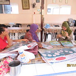Dr. Nurul showing Flashcards to Mak Su