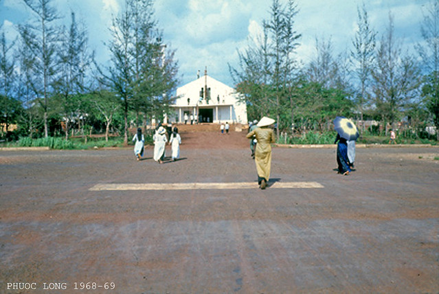 Nhà thờ Phước Long 1968-69 - cạnh đường băng sân bay tỉnh lỵ (nay là đường CMT8)