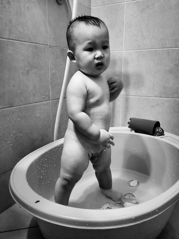 一歲了會在浴缸裡站起來