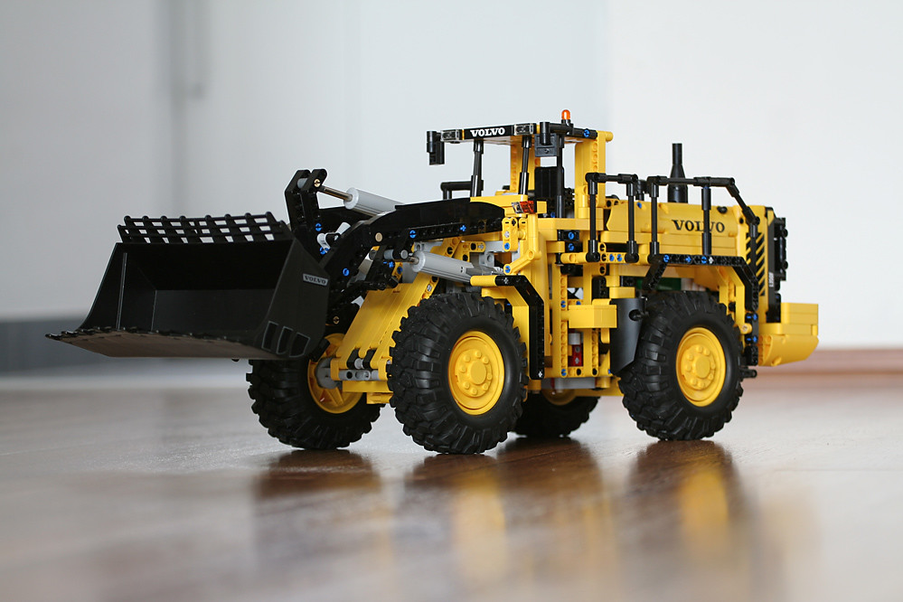 LEGO Technic 42030 - Volvo L350F Wheel Loader