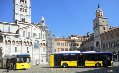 nuovi autobus in piazza Grande