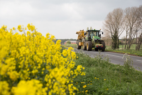英國一處正噴灑農藥的油菜籽田。（來源：Chafer Machinery）
