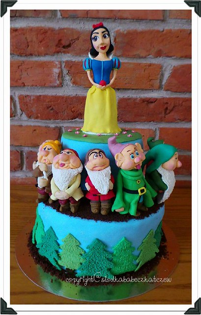 Snow White and 7 Dwarfs Themed Cake by Karolina Orzechowska-Górska of Słodka Babeczka Tczew