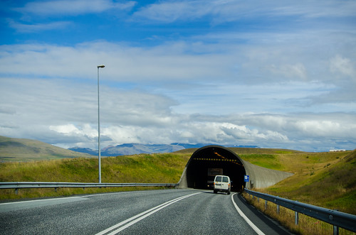 driving_the_ring_road_in_iceland_west_iceland_Hvalfjarðargöng_tunnel