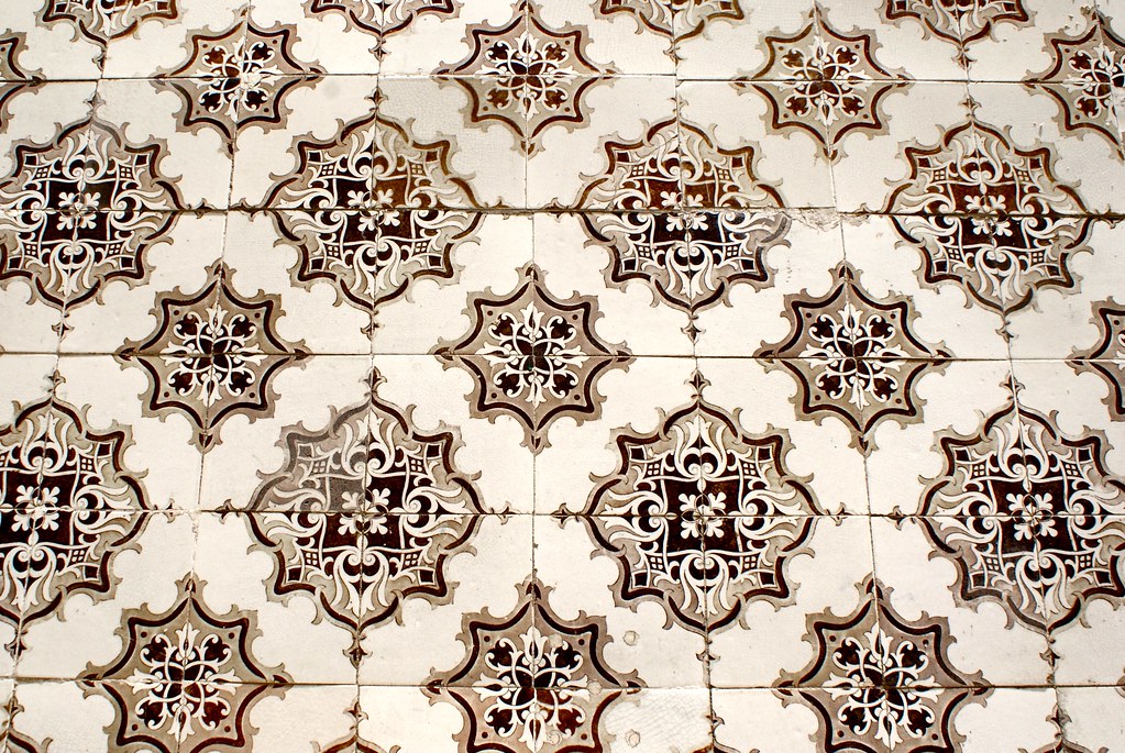 Azulejo au motif géométrique moderne à Lisbonne.