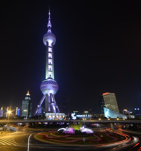 china shanghai pudong lujiazui century avenue pearl orient pearloftheorient tv tower roundabout traffic circle night bright colored coloured light nacht nachtaufnahme noche nuit notte noite trails 中国 上海 浦东 陆家嘴 东方明珠 东方明珠电视塔 世纪大道 ©allrightsreserved city cityscape longexposure langzeitbelichtung