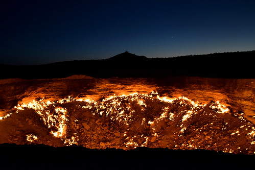 gas crater turkmenistan desert door hell derwez karakum darvaza