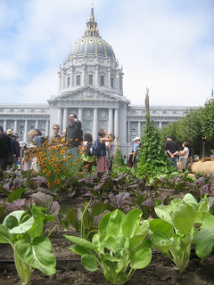 2008年美國慢食協會在舊金山市政廳前設置的勝利菜園（Victory Garden），是推廣慢食與永續食物的年度特別活動。圖片來源：david silver