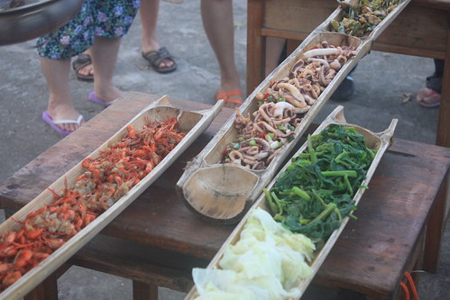 2014 年雲遊山海工作假期中，無塑包裝的在地食材。有蔬菜也有大廚自己去捉的海鮮。圖片來源：台灣環境資訊協會
