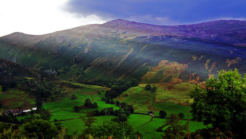 mountains water beauty landscapes brothers hiking lakes pass scenic dramatic villages valley cumbria rivers vista serene hotels colourful picturesque penrith valleys helvellyn patterdale ullswater glenridding kirkstone