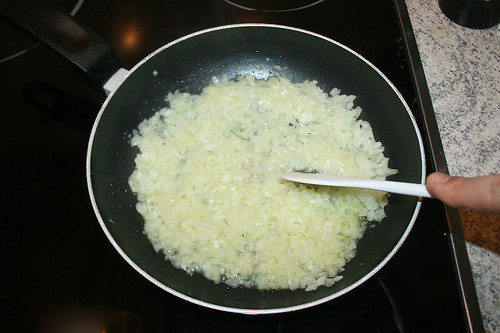 16 - Zwiebel & Knoblauch andünsten / Braise onion & garlic lightly