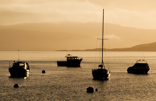 morning sunrise boats scotland early spring isleofmull tobermory