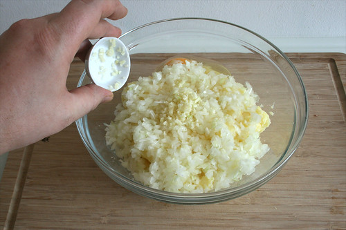 19 - Knoblauch dazu geben / Add garlic