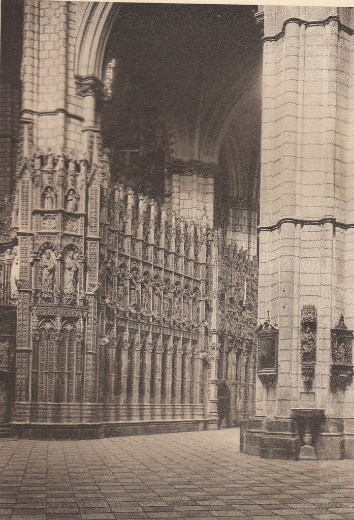 Interior de la Catedral de Toledo a principios del siglo XX. Fotografía de Henri Bertault-Foussemagne  publicada en el libro L´Espagne, provinces du Nord, de Tolède a Burgos de Octave Aubry en 1930