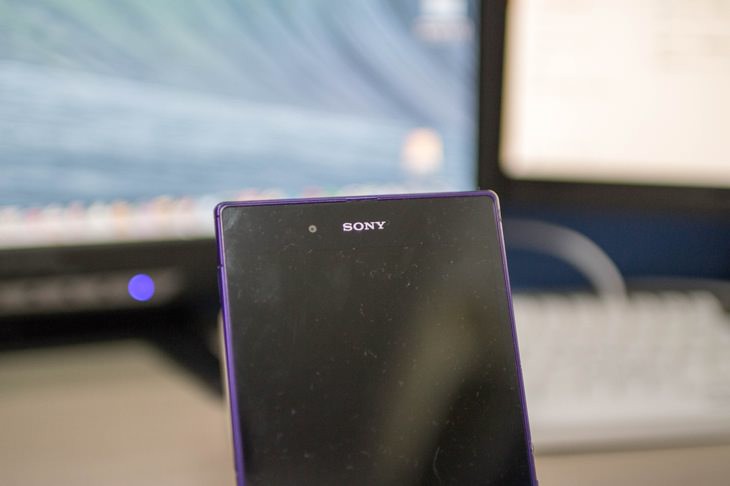 SONYのロゴが光るXperia_Z_Ultra