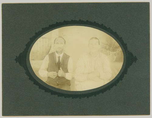 Couple in oval portrait