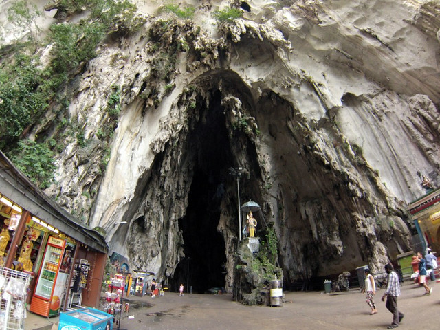 Entrada a la Cueva del Templo en las Cuevas Batu