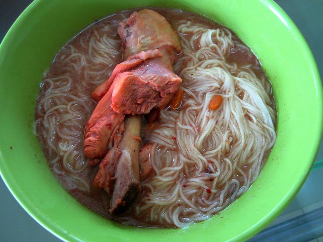 Mee sua in ang chiew ginger chicken soup