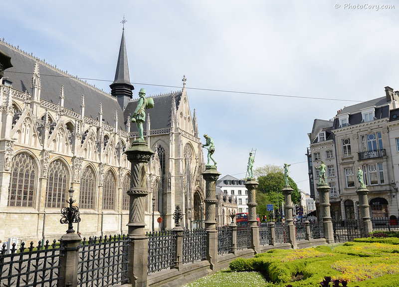 the fence of the Petit Sablon garden and Notre Dame Church on the left