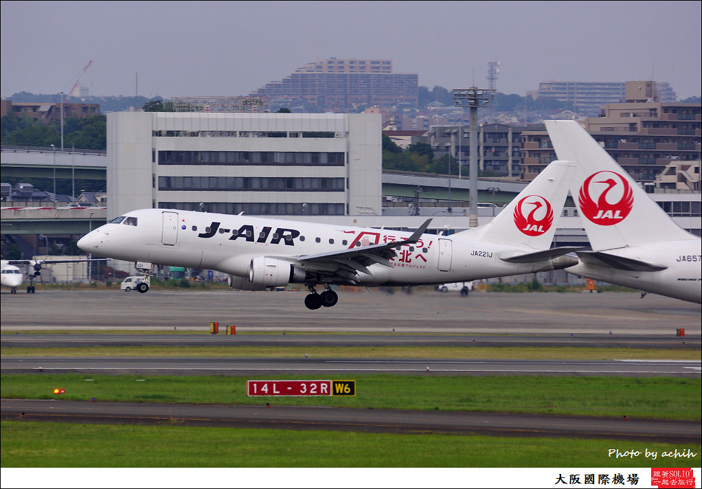 Japan Airlines - JAL (J-Air) JA221-004