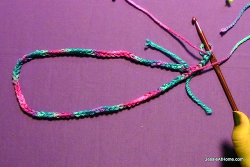 Simple-Chain-Stitch-Necklace-First-Loop
