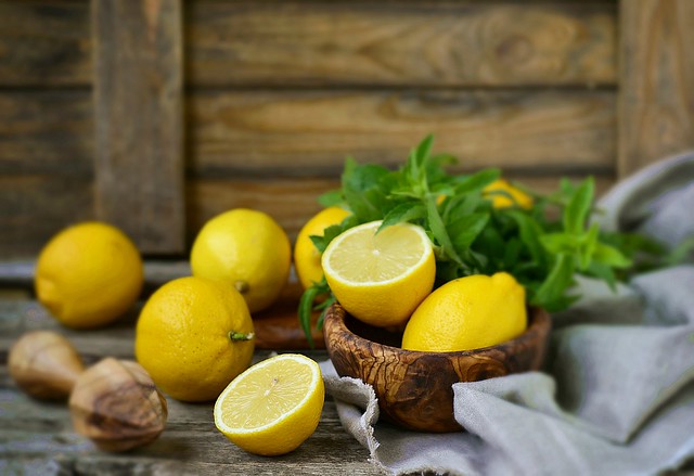  Два года с фотокамерой.Отчет. juicy and ripe organic lemons in a and fresh mint on a wooden background