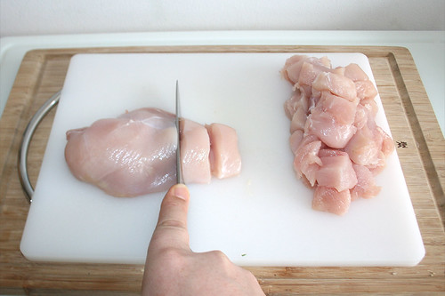 27 - Hühnerbrust in mundgerechte Stücke schneiden / Cut chicken breast in dices