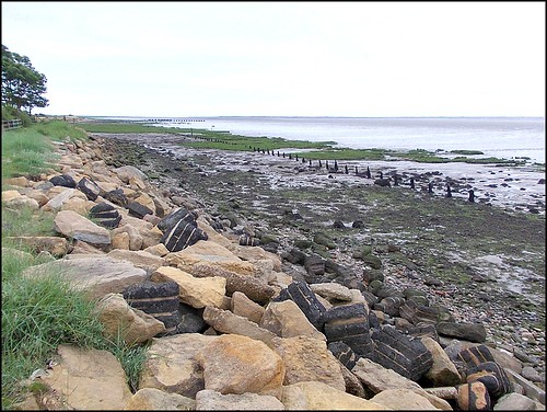 uk rocks stones shoreline rivers eastyorkshire kilnsea