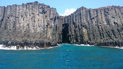 西吉嶼的灶籠，是很壯觀的海蝕洞