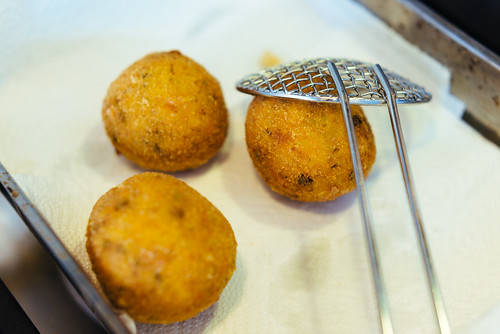 Arancini met pistache, saffraan en pecorino maken: tot goudbruin frituren in zonnebloemolie van 170 graden