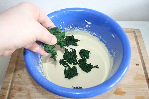 34 - Spinat zum Teig geben / Add spinach to dough