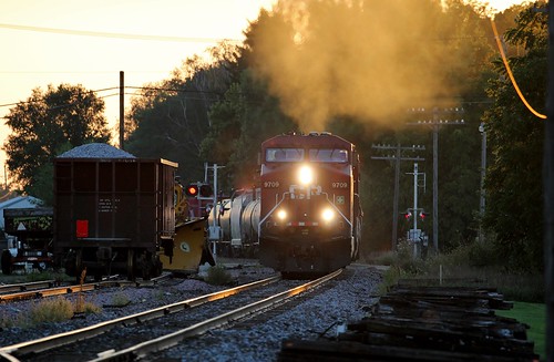 railroad sunset train illinois genoa cp ge freight 472 chicagosub 9707 ac4400cw cp9707