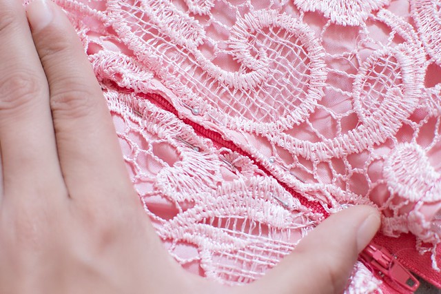 Make a summer lace pencil skirt www.apairandasparediy.com