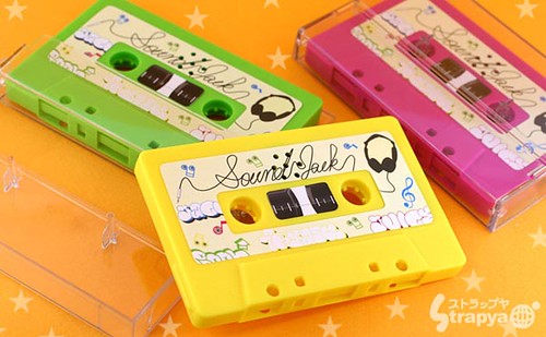 cassette_tape_styled_portable_speaker_1