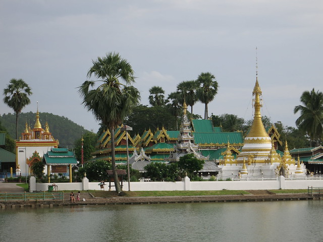 Il tempio Wat Chong Kham e il lago a Mae Hong Son in Thailandia