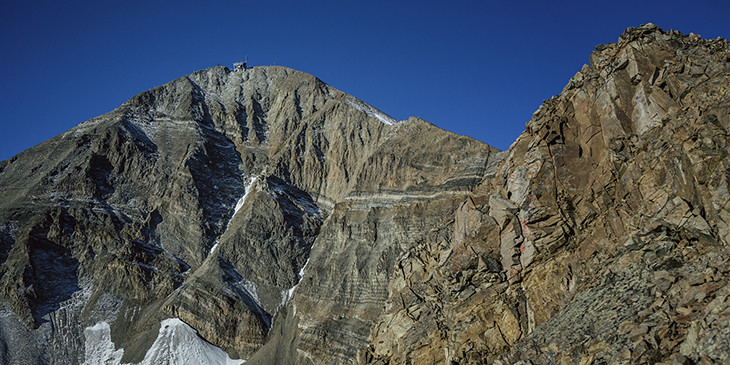 Εντυπωσιακή η κορφή Lone Peak (3.404m) την οποία περνούσαν οι αθλητές στον αγώνα © Jordi Saragossa