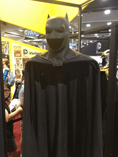【GIF】140725(2) -「班」蝠俠的大臉PK超人的全身、2016年電影《BATMAN v SUPERMAN DAWN OF JUSTICE》（蝙蝠俠對超人：正義曙光）公開SDCC海報！ 3 FINAL