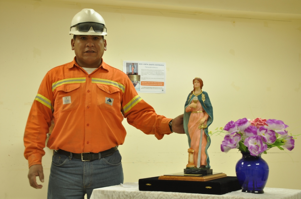 Secundino Vázquez, perforista de mina oriundo de Antofagasta de la Sierra con Santa Bárbara, Patrona de los Mineros.