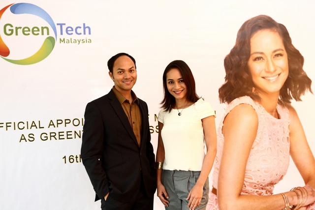 Mgtc Img 4 Ahmad Hadri (L)Says Maya Karin Will Support Greentech Malaysia'S Initiatives In Promoting The Adoption Of Green Technology