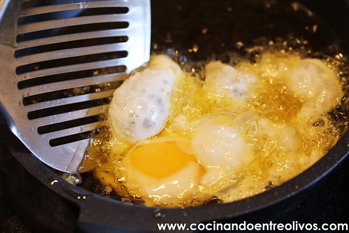 Huevos rotos con jamón www.cocinandoentreolivos (7)