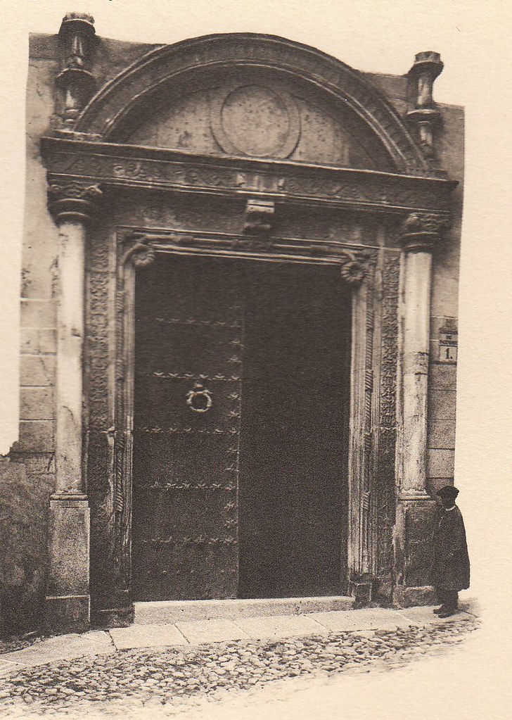 Puerta del Palacio de Don Diego de Bálsamo a principios del siglo XX. Fotografía de G. Darcis publicada en el libro L´Espagne, provinces du Nord, de Tolède a Burgos de Octave Aubry en 1930