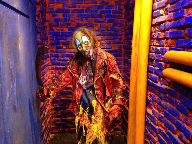 The Walking Dead, Clownz 3D maze previews at Halloween Horror Nights 2014
