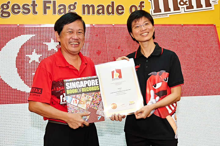 Ms Chiek Ming ONG, Country Manager for Malaysia, Indonesia and Singapore, Mars Inc receiving a certificate from Mr Ong Eng Huat from the Singapore Book of Records.