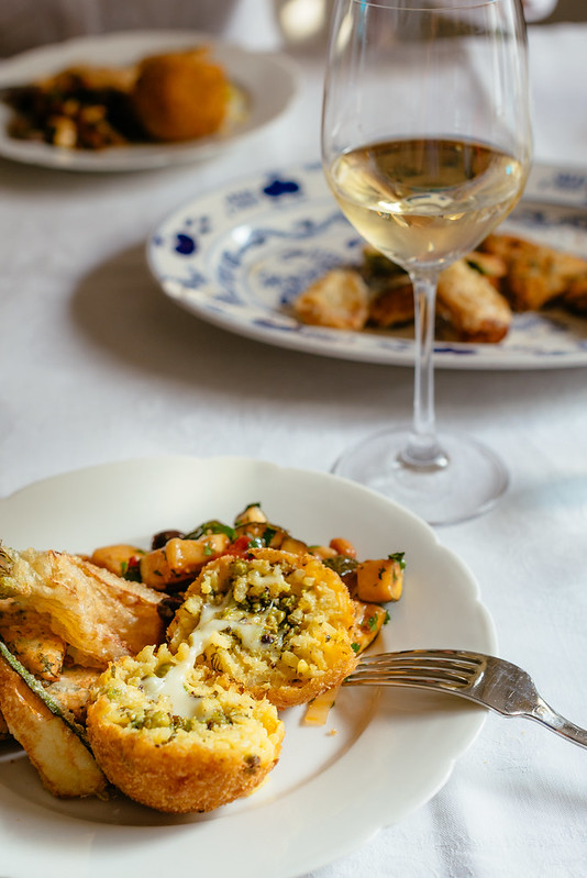 Arancini met pistache, saffraan en pecorino, nog wat caponata en fritto misto