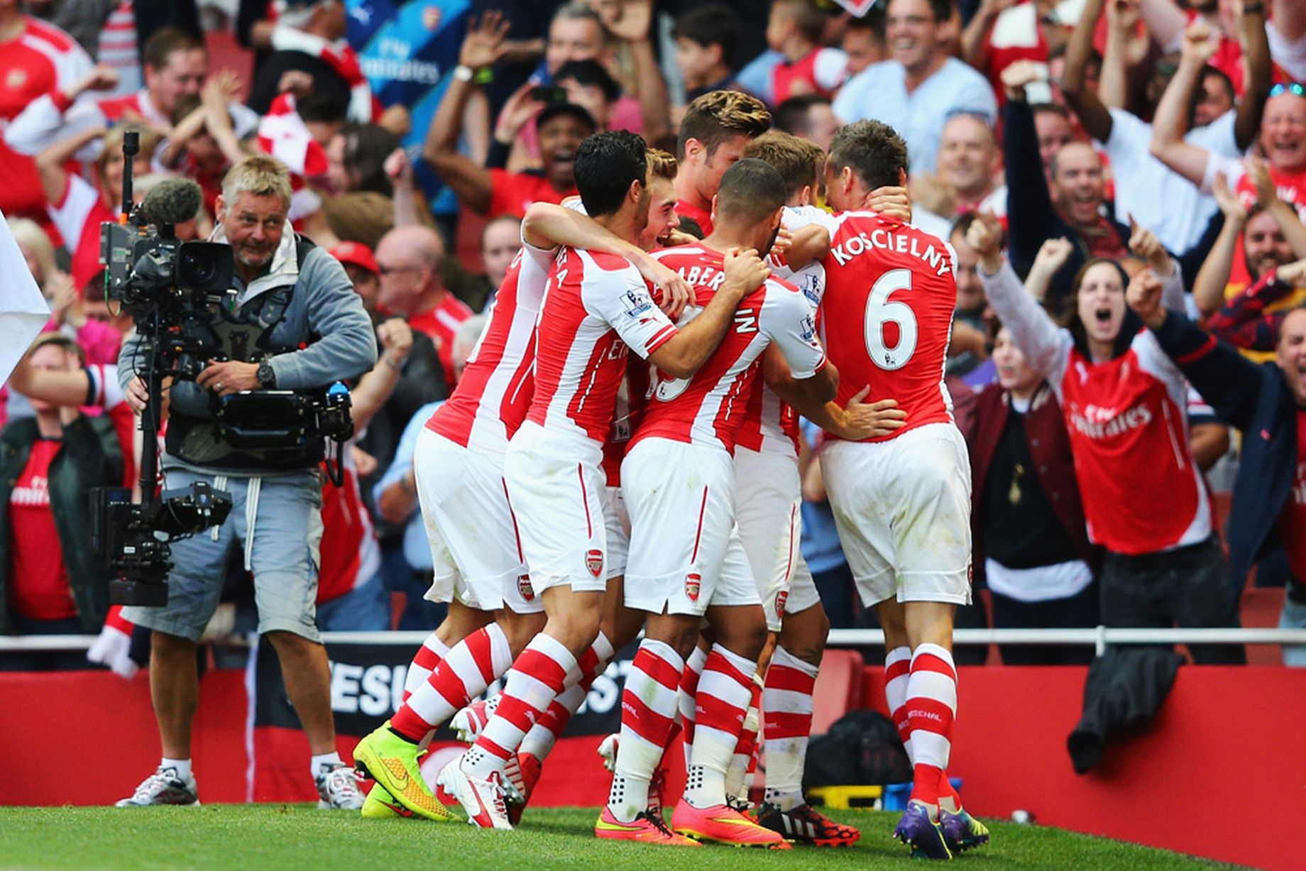 140816_ENG_Arsenal_v_Crystal_Palace_2_1_WAL_Aaron_Ramsey_celebrates_second_with_team-mates