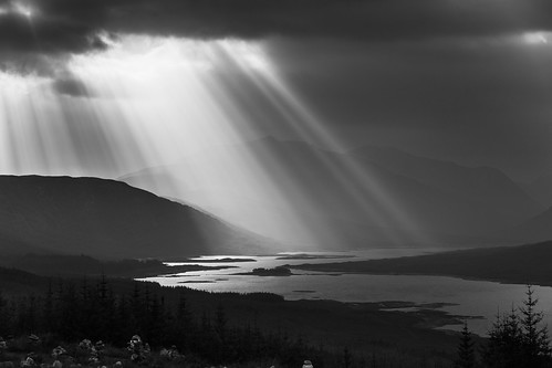 sunset mountains scotland highlands cloudy rays invergarry gleouraich spideanmialach lochloyne